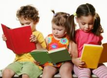3 toddlers with books